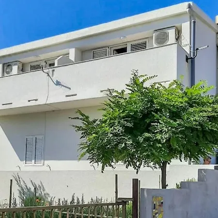 Apartment Gorgeous In Pag With Kitchen *