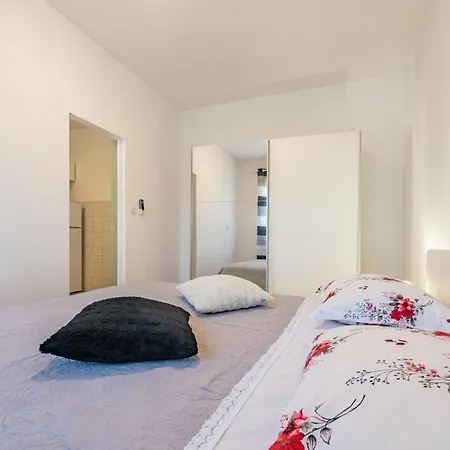Appartement 1 Bedroom Amazing In Pag